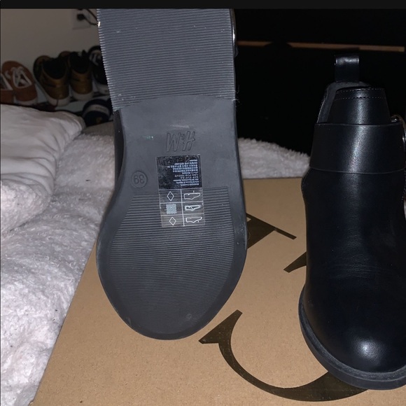 Black H&M boots
Leather with silver buckle
Mint condition never worn - Picture 2 of 4